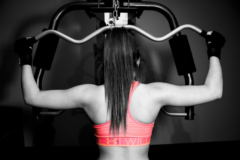 La musculation en salle ou à la maison permet de corriger la posture des épaules