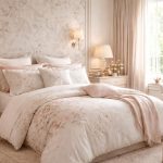 découvrez comment réussir la décoration féminine de votre chambre en associant le linge de maison descamps et les papiers peints élégants cole and son pour un style raffiné et harmonieux.