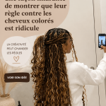 Femme souriante avec des cheveux colorés défiant les conventions au travail.