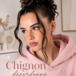 Femme réalisant un chignon décoiffé devant un miroir, créant un look élégant et naturel.