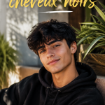 Un garçon aux cheveux noirs avec une coiffure stylée, mettant en valeur sa couleur de cheveux.