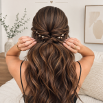 Coiffure demi-haut élégante pour une soirée formelle, réalisée avec soin.