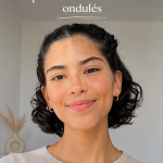 Une femme avec des cheveux courts ondulés arborant une coiffure élégante
