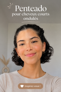 Une femme avec des cheveux courts ondulés arborant une coiffure élégante