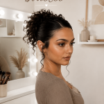 Coiffure courte et bouclée sur un modèle, mettant en valeur les boucles.