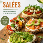 Plateau de tartines salées variées avec des ingrédients colorés.