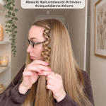 Tresse serpentine élégante sur des cheveux longs, mettant en valeur la coiffure tendance.