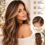 Femme avec un balayage châtaigne et des reflets blonds, affichant un look élégant