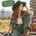 Modèle portant une tenue Americana verte en extérieur